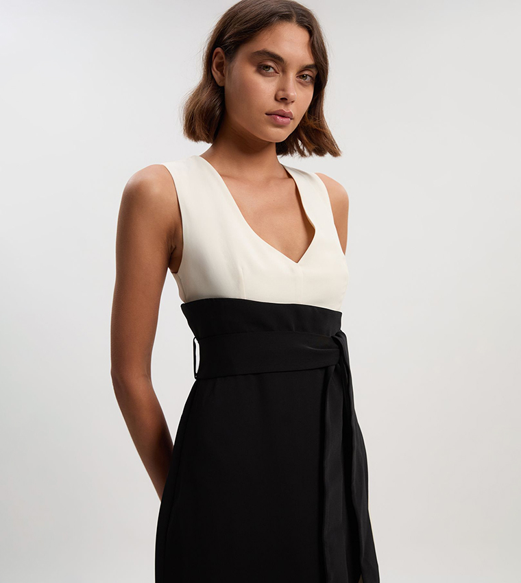 فستان ميدي بكسرات جانبية للمقاسات الصغيرة 