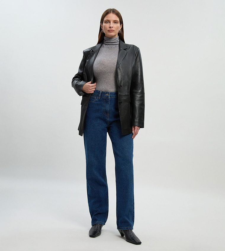 جينز مغسول بقصة مستقيمة وخصر عالي 