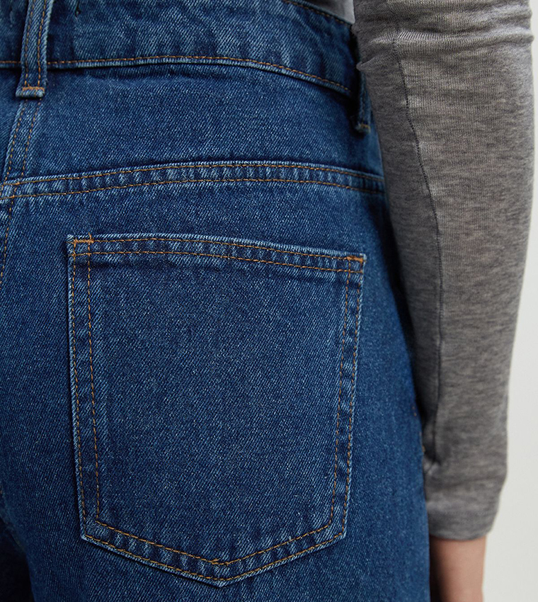 جينز مغسول بقصة مستقيمة وخصر عالي 