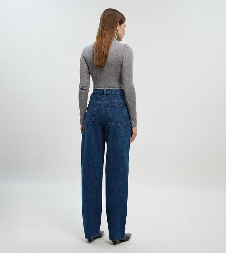 جينز مغسول بقصة مستقيمة وخصر عالي 