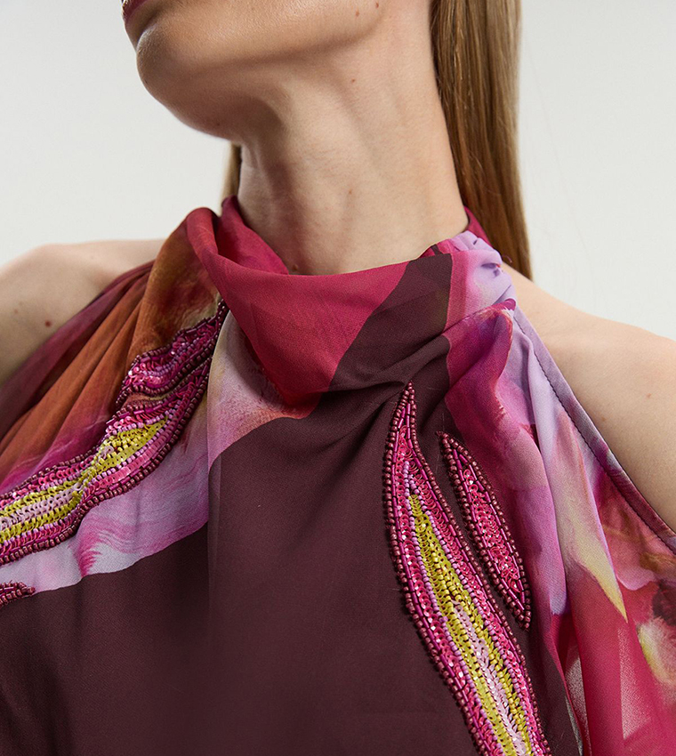 فستان ماكسي بأكتاف مكشوفة للمقاسات الصغيرة 