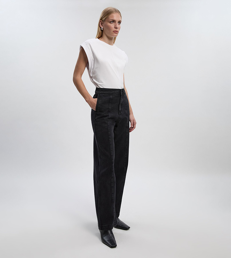 جينز مغسول بقصة مستقيمة