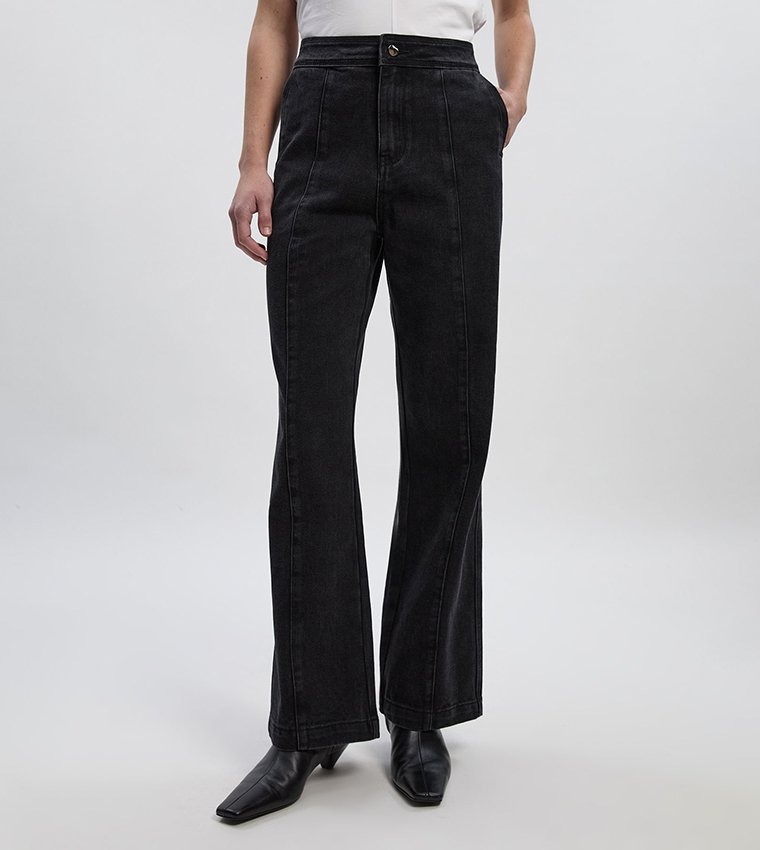 جينز مغسول بقصة مستقيمة