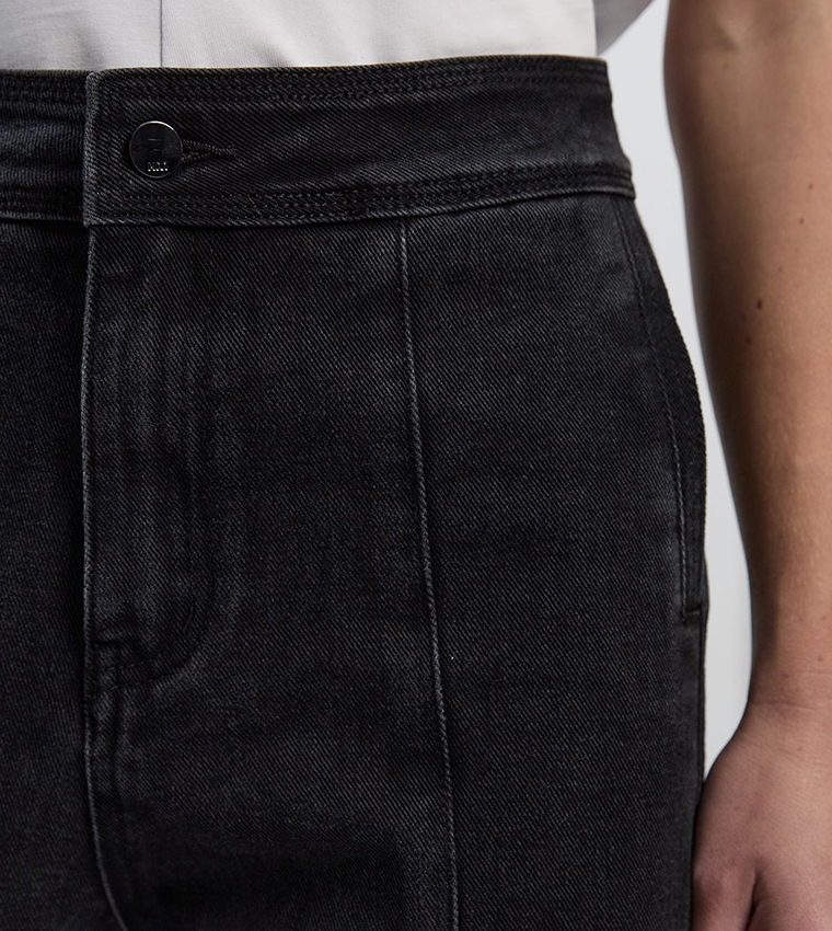 جينز مغسول بقصة مستقيمة