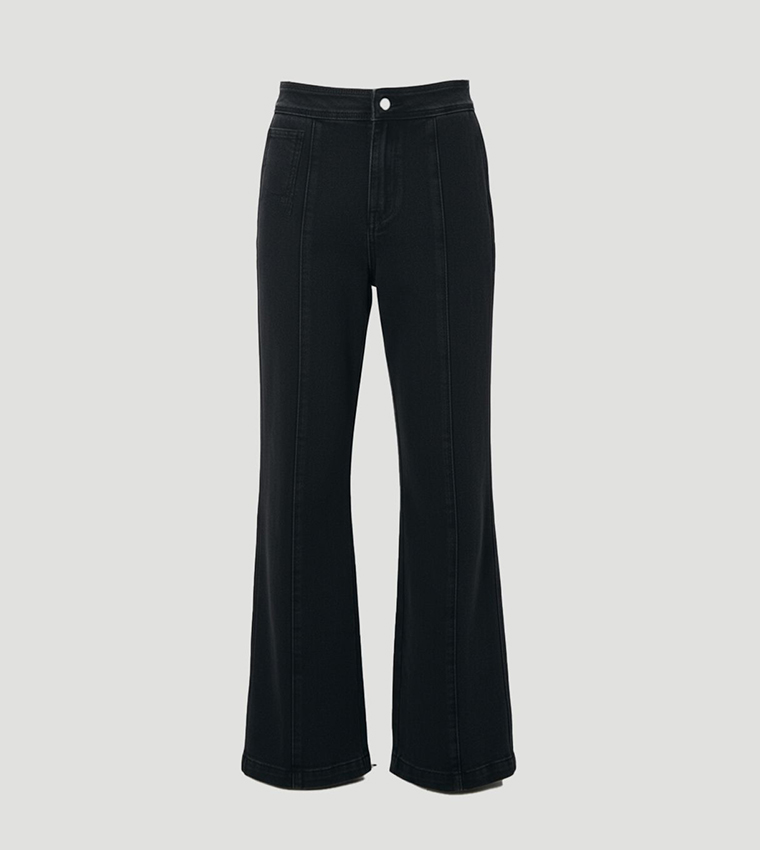 جينز مغسول بقصة مستقيمة