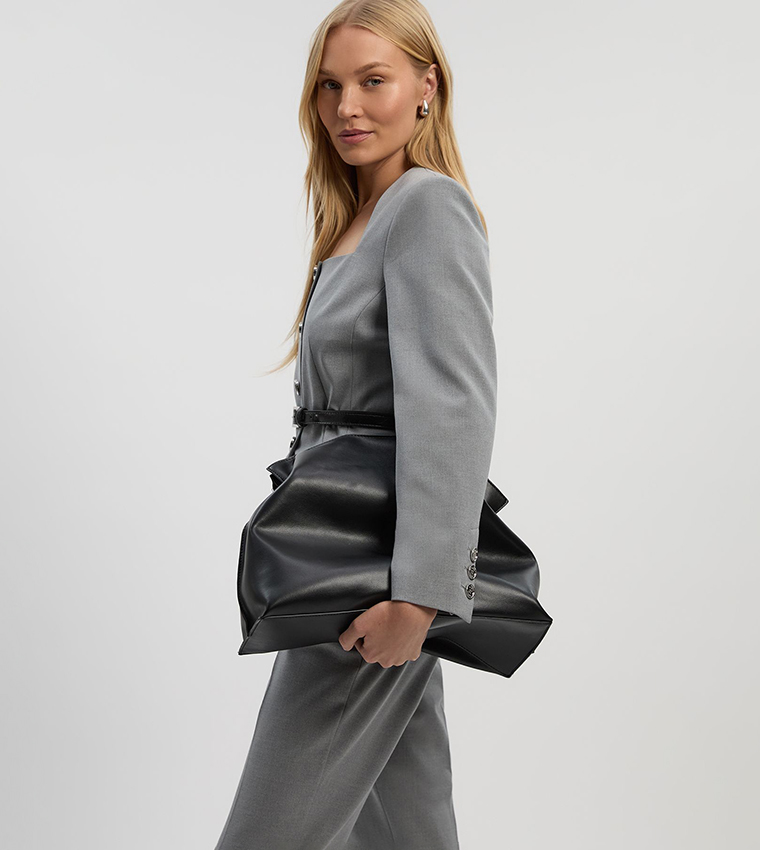 جاكيت بقصة مفصلة وحزام وقبة مربعة 