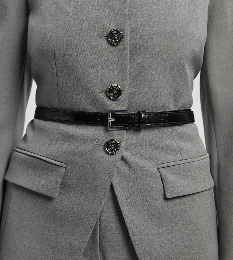 جاكيت بقصة مفصلة وحزام وقبة مربعة 