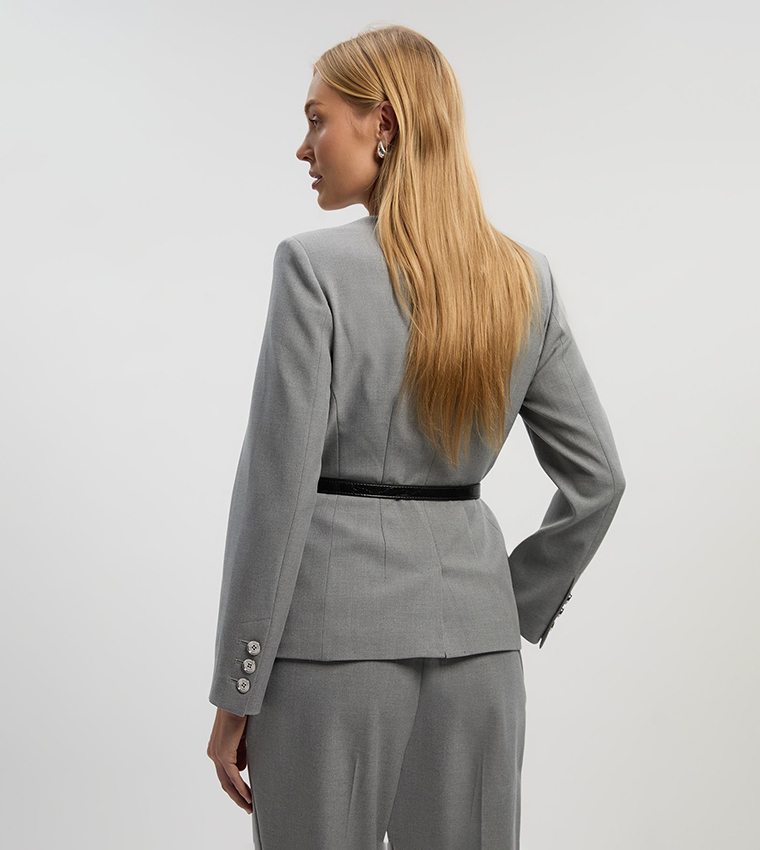 جاكيت بقصة مفصلة وحزام وقبة مربعة 