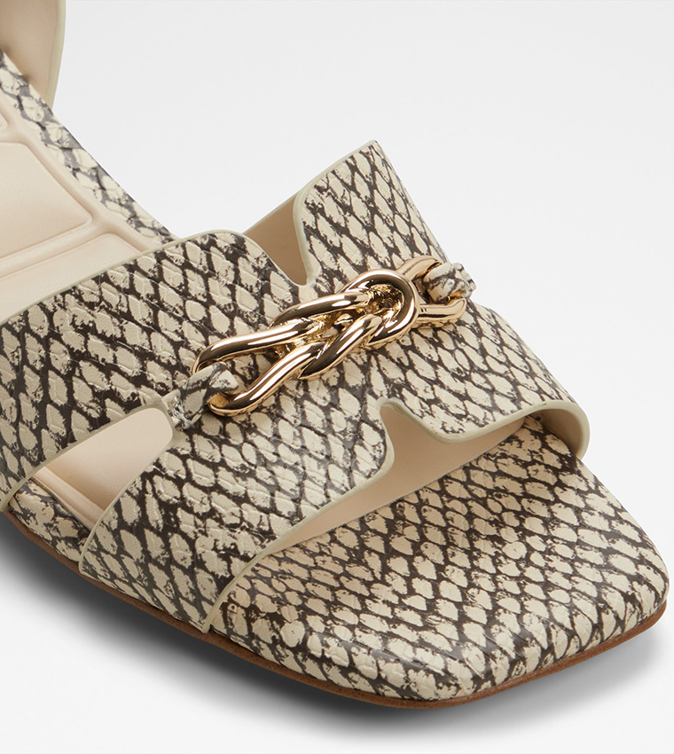 صندل بكعب عريض قصير 