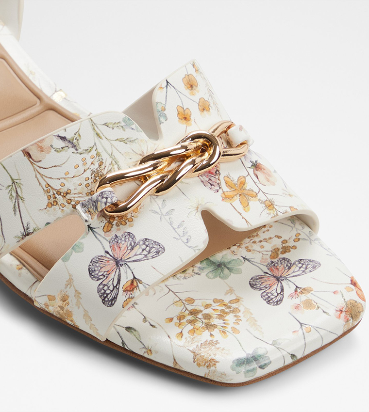 صندل بكعب عريض قصير 