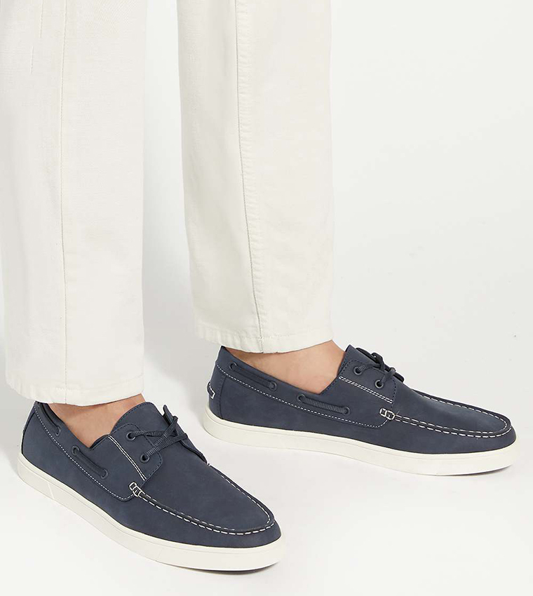 حذاء بمقدمة دائرية 