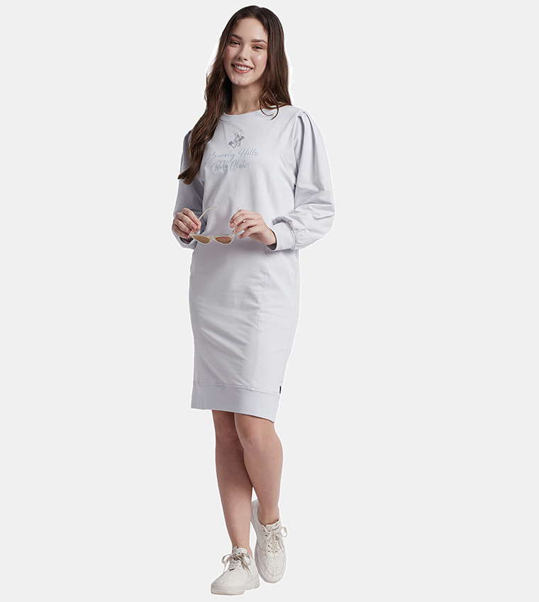 فستان بأكمام طويلة وتطريز العلامة التجارية