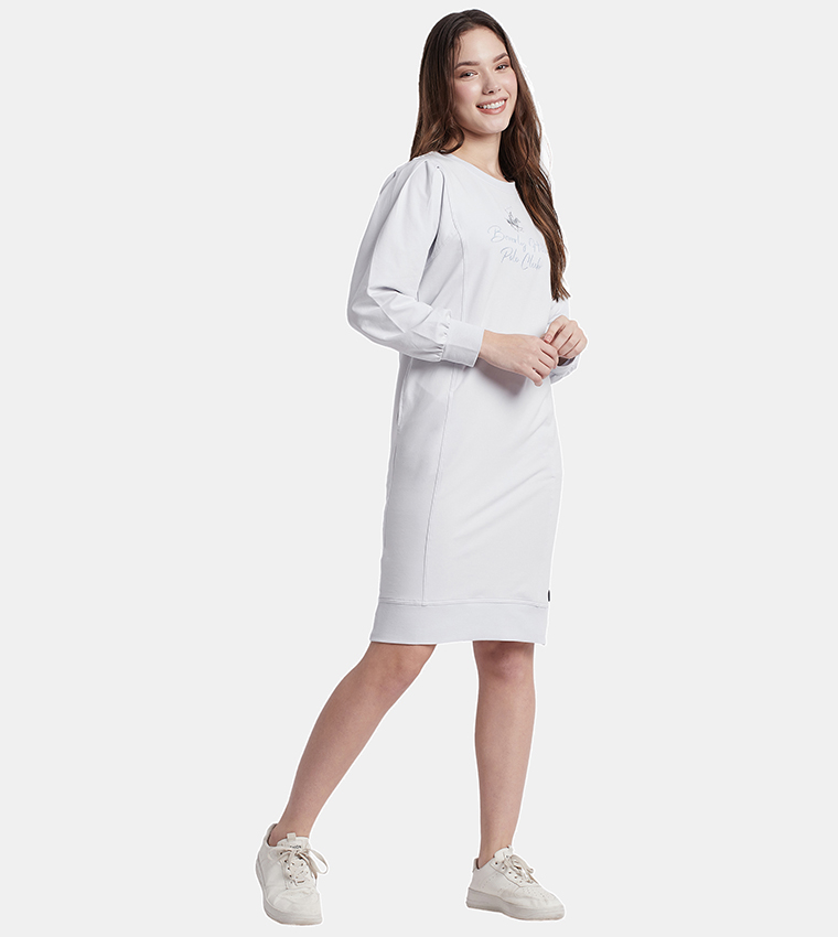 فستان بأكمام طويلة وتطريز العلامة التجارية