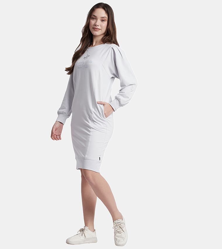 فستان بأكمام طويلة وتطريز العلامة التجارية