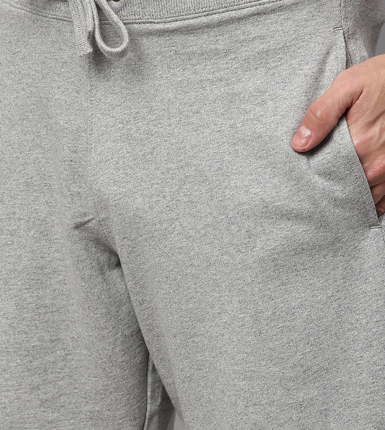 شورت رياضي مطرز بخصر عالي 