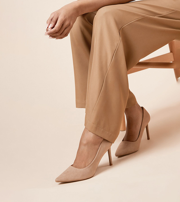 حذاء كعب بمقدمة مدببة 