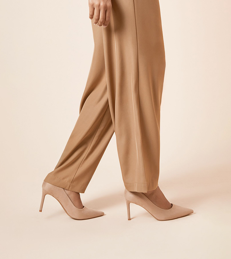 حذاء كعب بمقدمة مدببة 