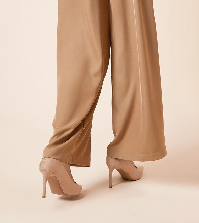 حذاء كعب بمقدمة مدببة 