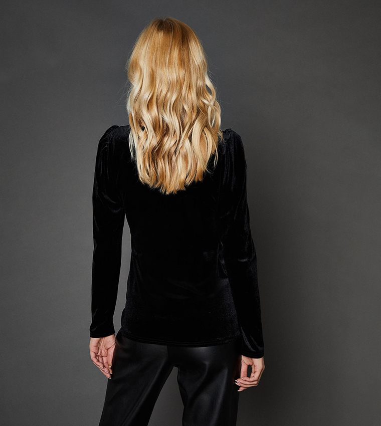 توب بياقة سويتهارت مخمل