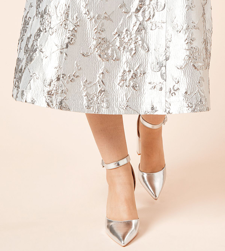 حذاء دورسيه بمقدمة مدببة 