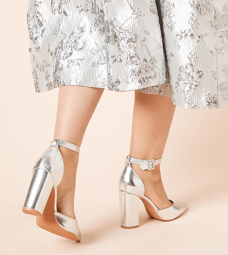 حذاء دورسيه بمقدمة مدببة 