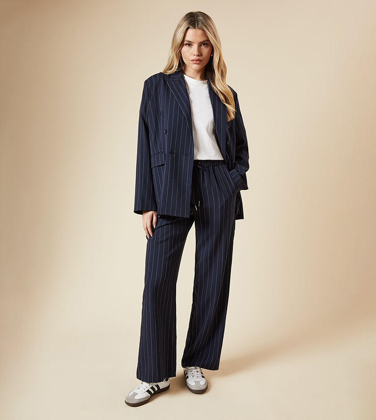 بنطال واسع بخصر برباط ومخطط