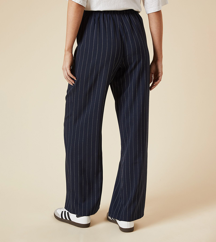 بنطال واسع بخصر برباط ومخطط