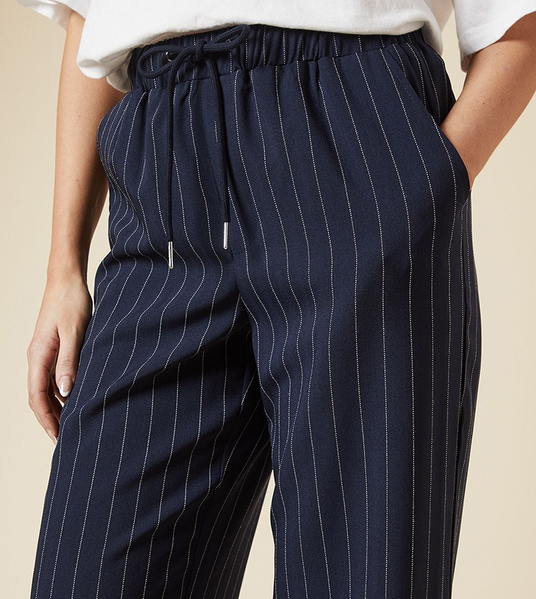 بنطال واسع بخصر برباط ومخطط