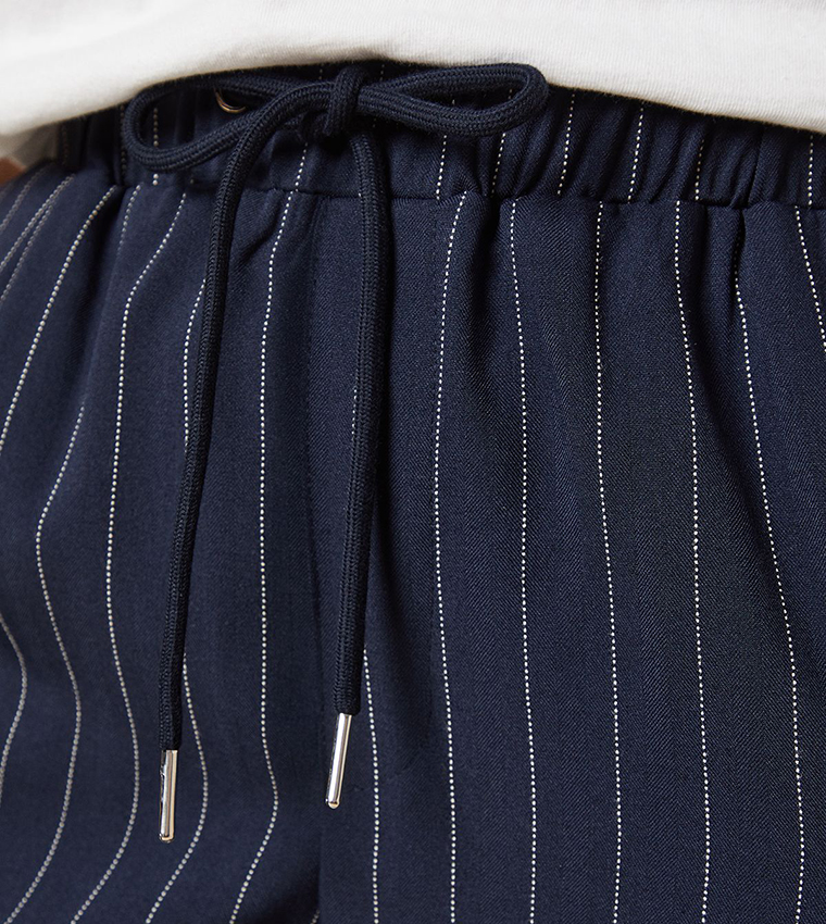 بنطال واسع بخصر برباط ومخطط