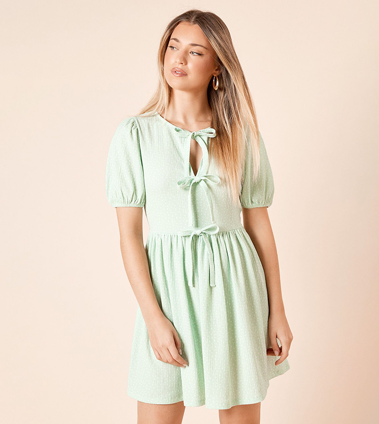 فستان ميني منقط كم باف بربطة أمامية 