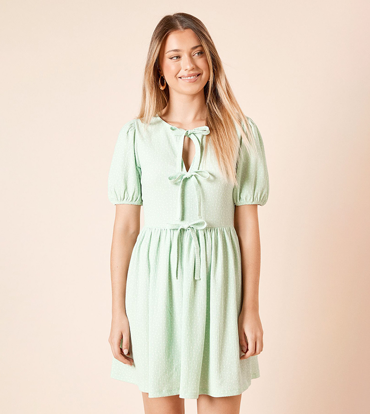 فستان ميني منقط كم باف بربطة أمامية 