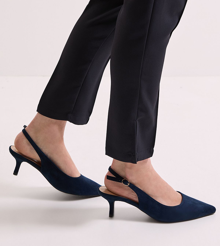 حذاء بكعب قطة وحزام خلفي 