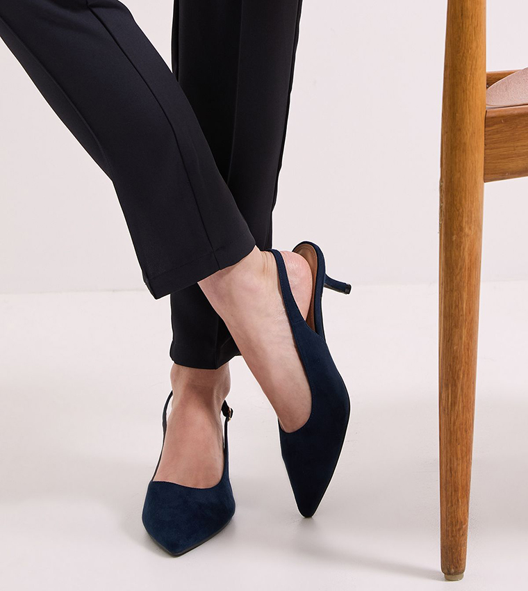 حذاء بكعب قطة وحزام خلفي 