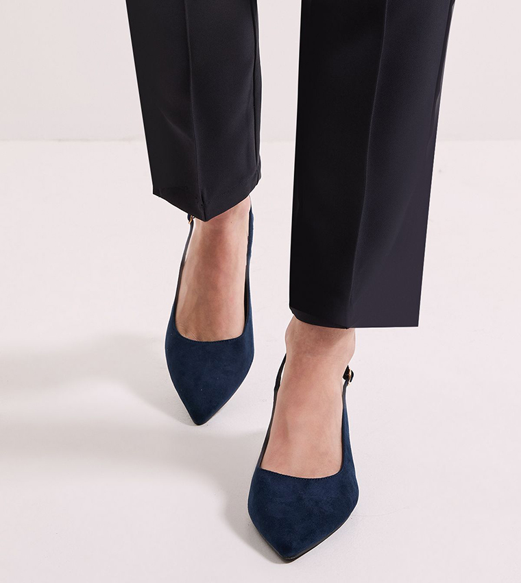 حذاء بكعب قطة وحزام خلفي 