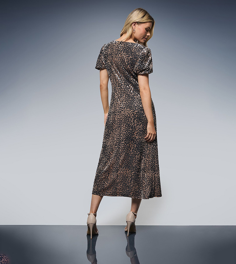 فستان ميدي بياقة متدلية وكم باف 