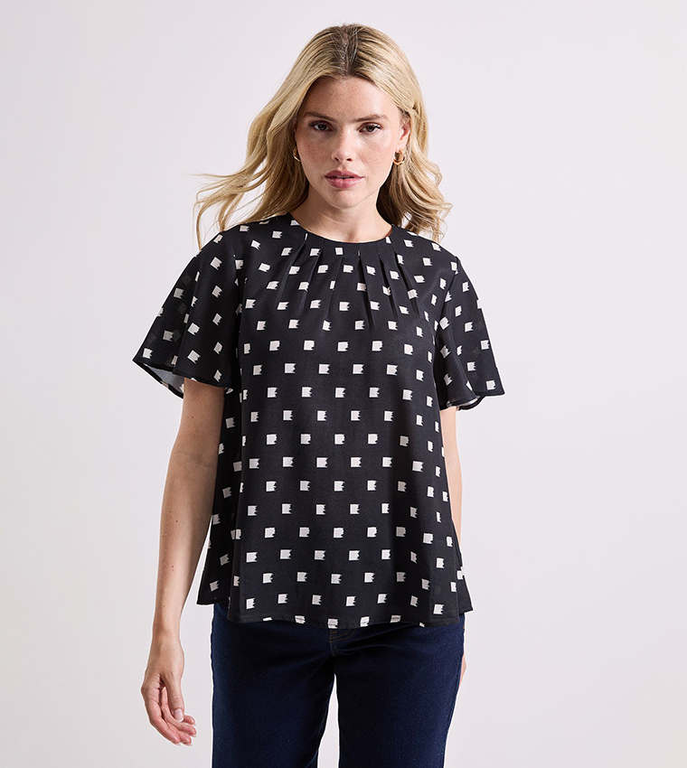 توب بكشكشة حول الرقبة وأكمام واسعة بطبعة