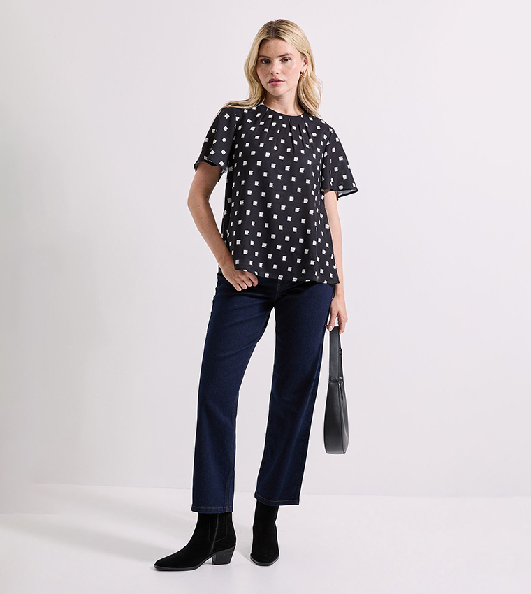 توب بكشكشة حول الرقبة وأكمام واسعة بطبعة