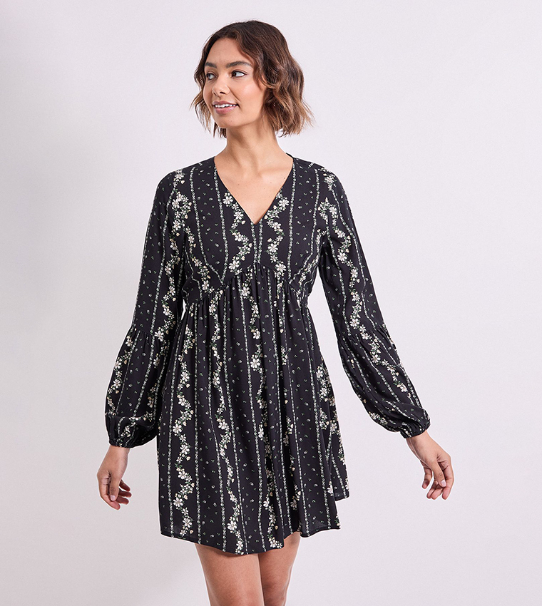 فستان ميني كم بلوزون مزموم بقبة V وطبعة 