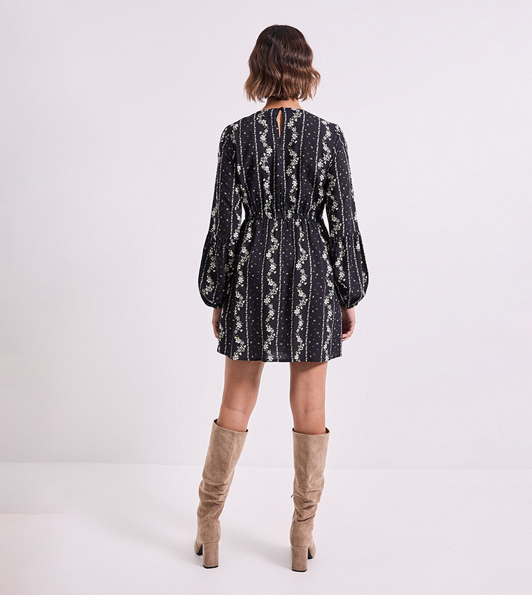 فستان ميني كم بلوزون مزموم بقبة V وطبعة 