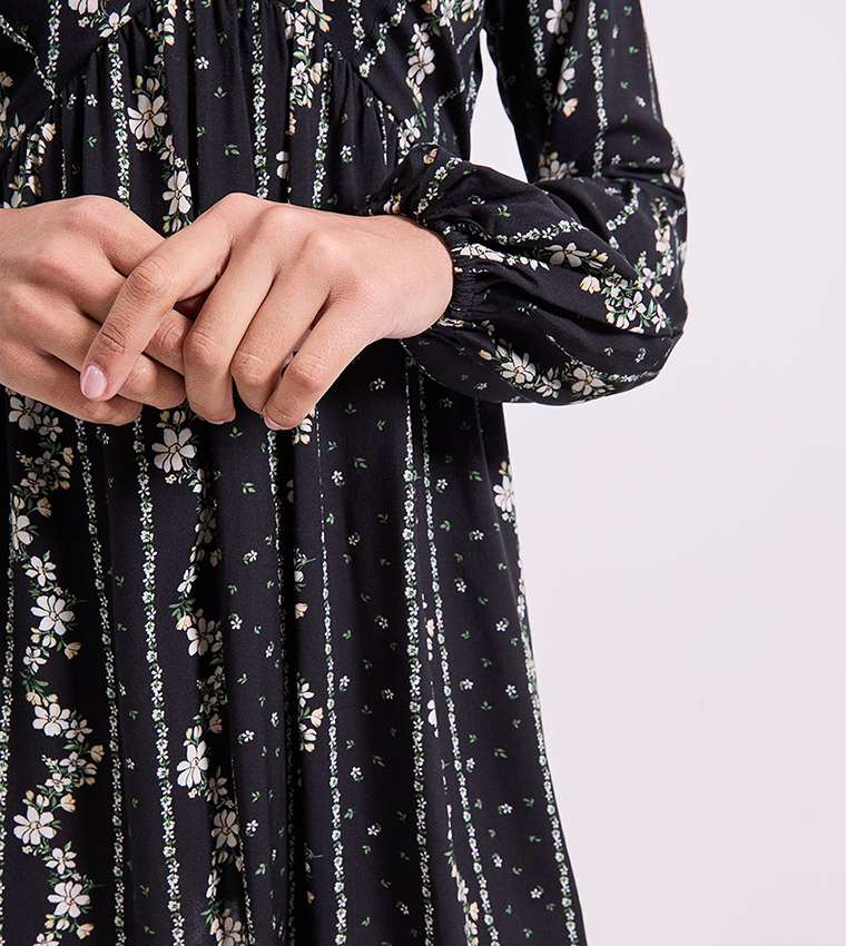 فستان ميني كم بلوزون مزموم بقبة V وطبعة 