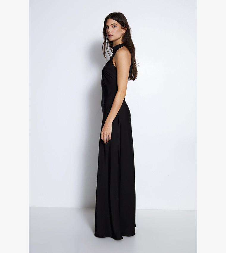 فستان بياقة هالتر