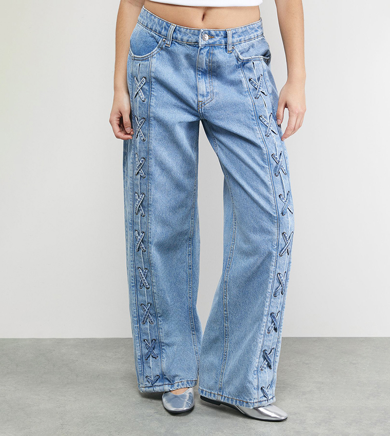 جينز واسع بخصر قصير ورباط أمامي