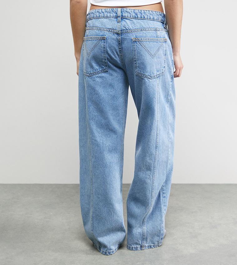 جينز واسع بخصر قصير ورباط أمامي