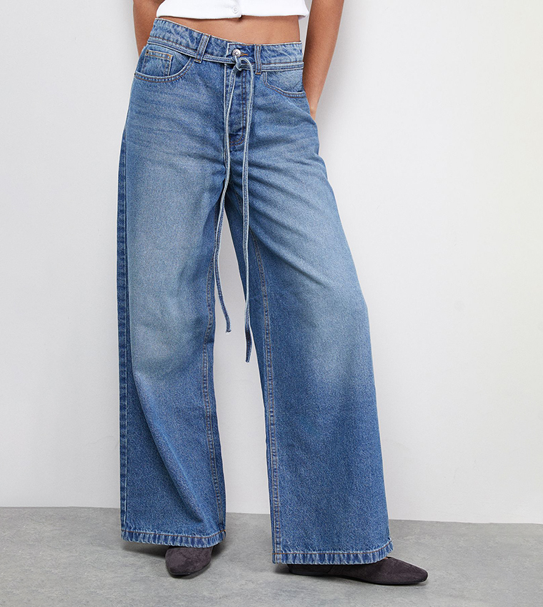 بنطال جينز واسع برباط على الخصر