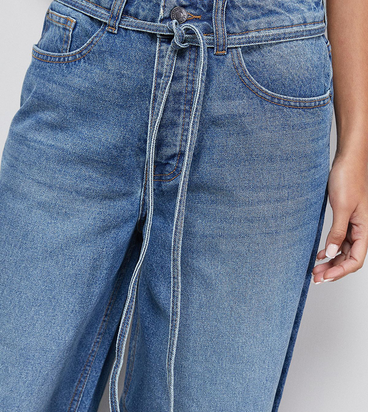 بنطال جينز واسع برباط على الخصر