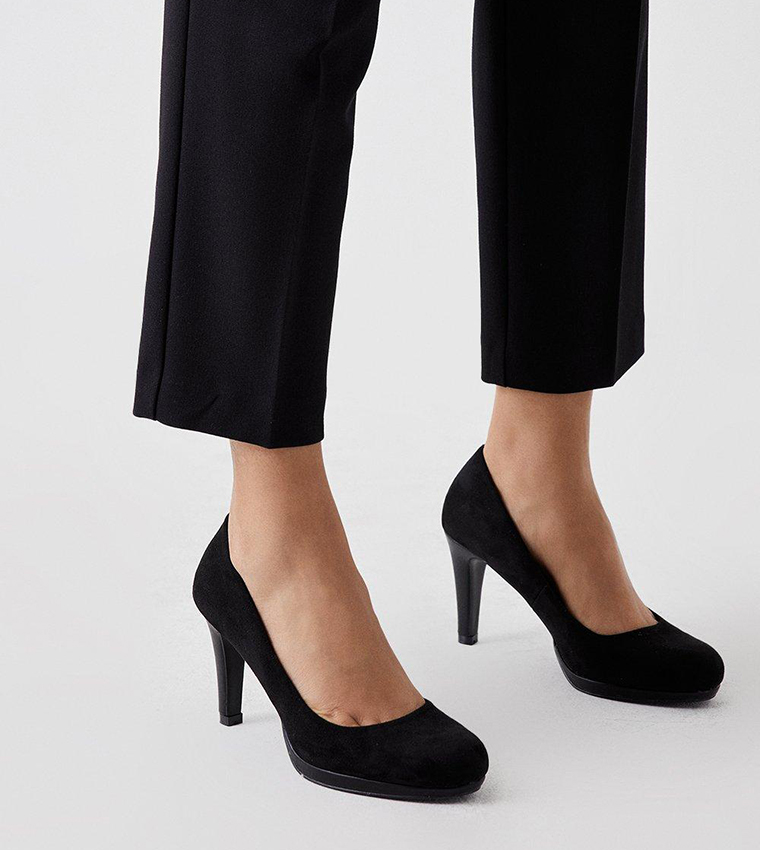 Black comfort outlet pumps