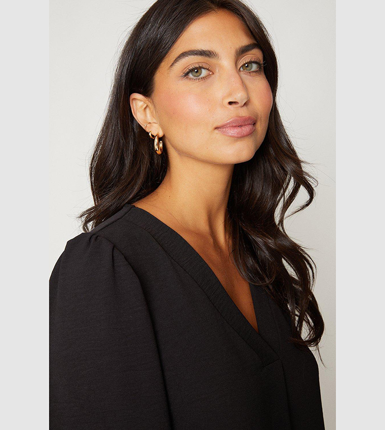 قميص بياقة V 