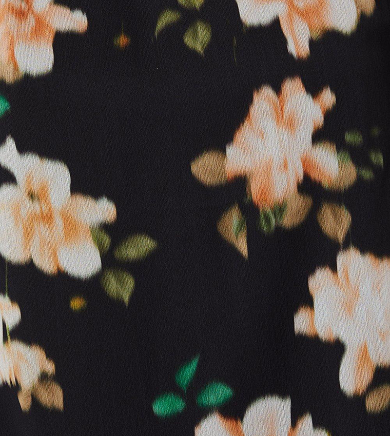 فستان بياقة V مزين بالورود 