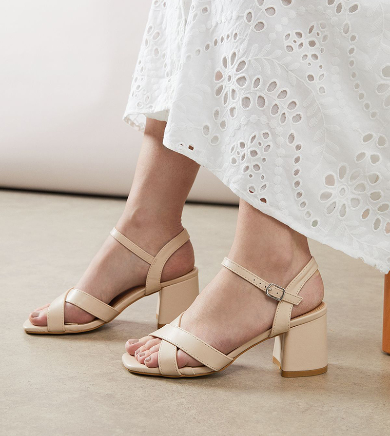 صندل كعب بحزام الكاحل 