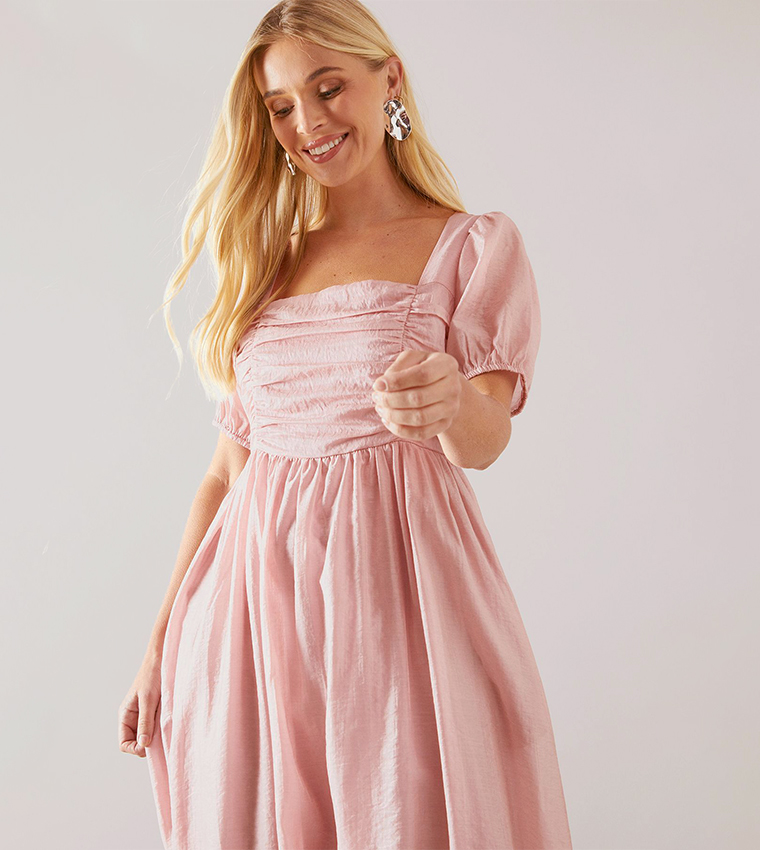 فستان ماكسي بأكمام قصيرة مع كشكشة 